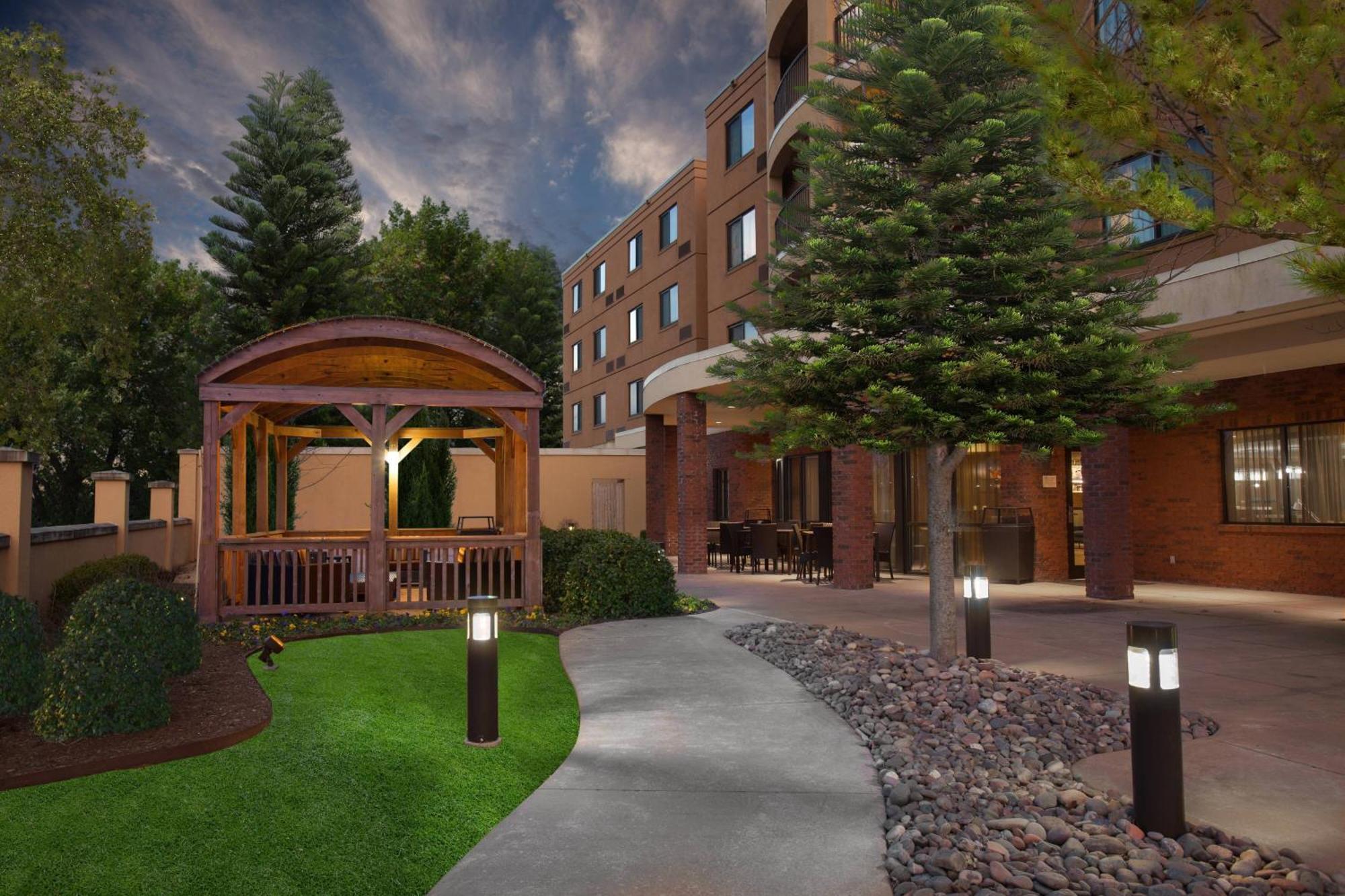 Courtyard By Marriott Fayetteville Esterno foto